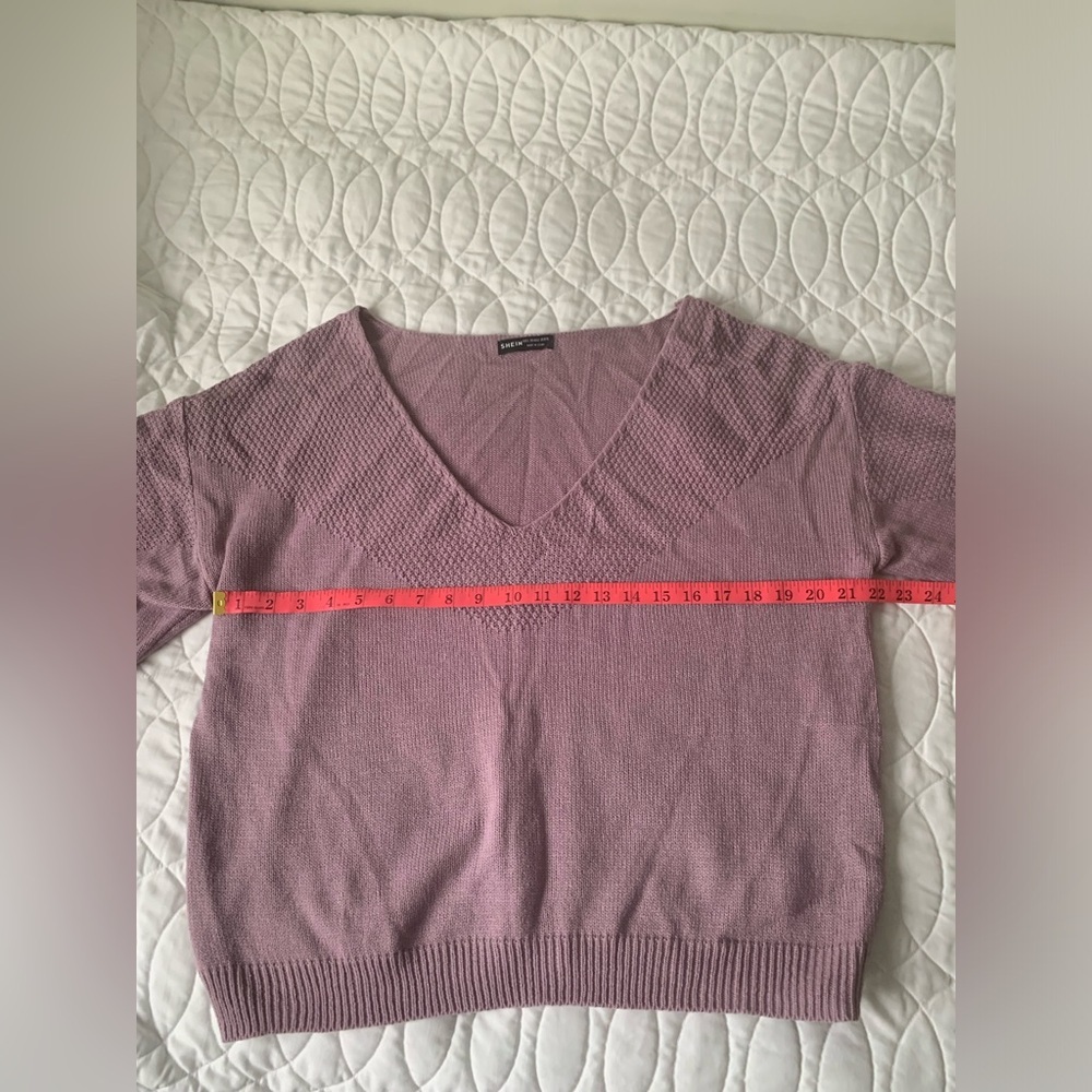#5 Mauve v-neck sweater with stitch detailing. size L